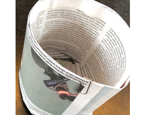 Der sættes en klips på siden af avisen for at holde den på plads